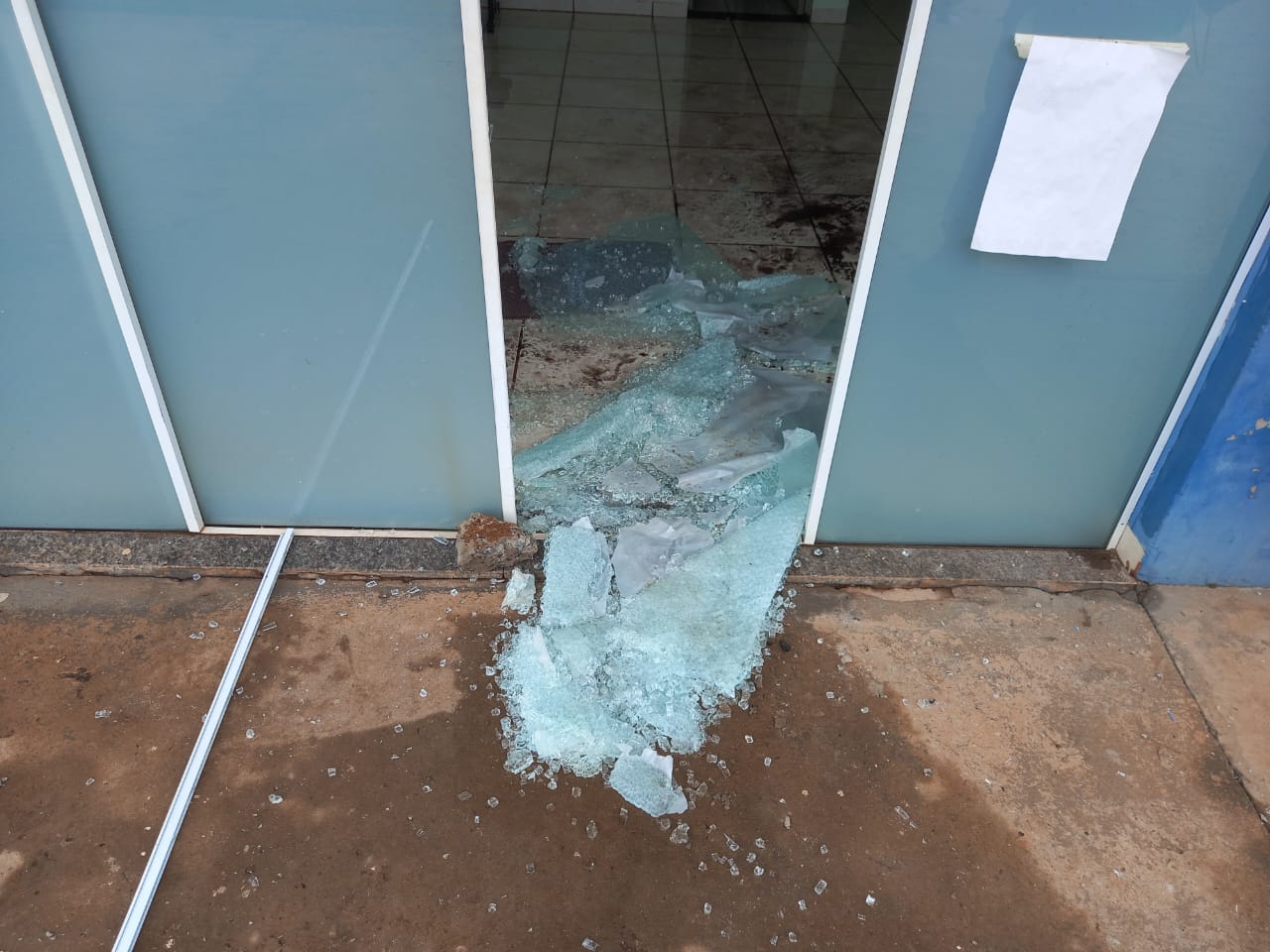 Porta da unidade foi depredada  